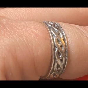 Artisan Crafted Ring (Size 7.0) in Sterling Silver.